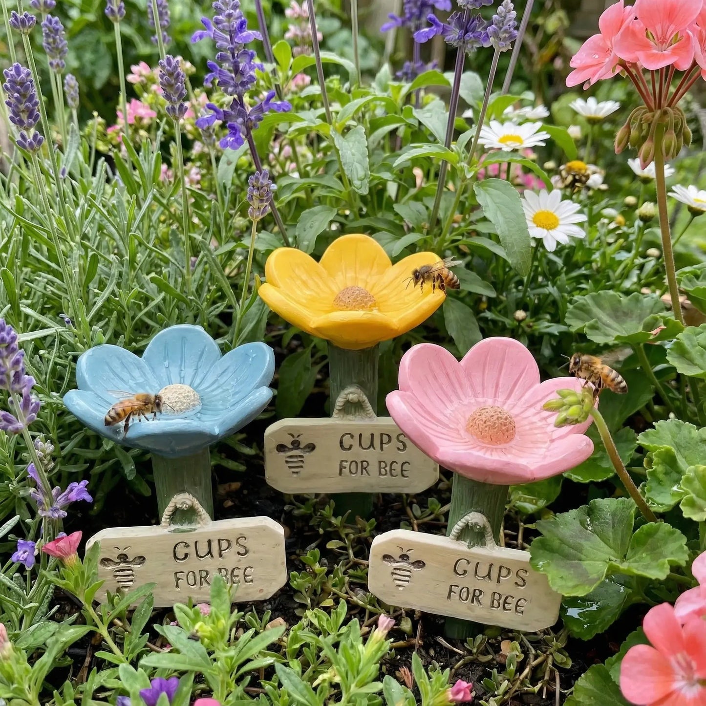 🐝LAST DAY 49% OFF - Flower-Shaped Bee Watering Station💧